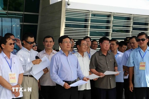 Phó Thủ tướng Phạm Bình Minh kiểm tra các hoạt động chuẩn bị cho APEC 2017 tại Sân bay quốc tế Đà Nẵng. (Ảnh: Trần Lê Lâm/TTXVN)