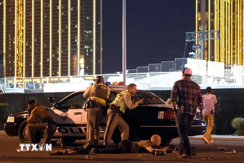 Cảnh sát thành phố Las Vegas phong tỏa bên ngoài Khách sạn và Sòng bạc Mandalay Bay sau vụ xả súng. (Nguồn: AFP/TTXVN)