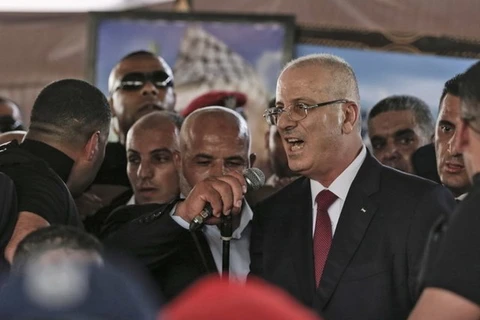 Thủ tướng Palestine Rami Hamdallah (giữa) phát biểu trước báo giới sau khi ông đến Dải Gaza hôm 2/10. (Nguồn: AFP)