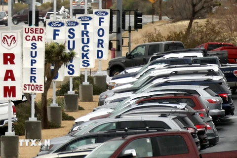 Xe ôtô của các hãng trưng bày ở Yucca Valley, California, Mỹ. (Nguồn: EPA/TTXVN)