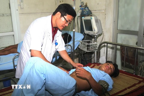 Bệnh nhân trong vụ ngộ độc đang được điều trị theo phác đồ chống độc tại Bệnh viện Đa khoa huyện Vị Xuyên. (Ảnh: Minh Tâm/TTXVN)
