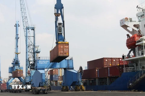 Bốc xếp container tại Cảng Sài Gòn. (Ảnh: Thanh Vũ/TTXVN)