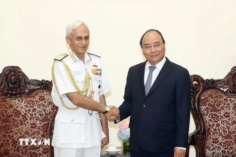 Thủ tướng Nguyễn Xuân Phúc tiếp Đô đốc Sunil Lamba. (Ảnh: Thống Nhất/TTXVN)