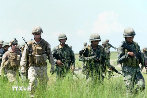Binh sỹ Mỹ và Philippines tham gia cuộc tập trận chung tại San Antonio, Philippines. (Nguồn: AFP/TTXVN)