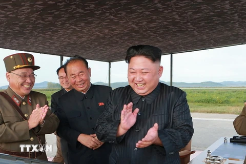 Nhà lãnh đạo Triều Tiên Kim Jong-un (phải) kiểm tra vụ phóng tên lửa Hwasong-12 tại một địa điểm ở Triều Tiên. (Nguồn: YONHAP/TTXVN)