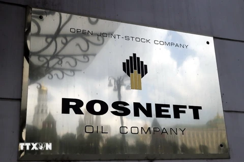 Biểu tượng của Tập đoàn Rosneft tại trụ sở ở Moskva (Nga). (Nguồn: EPA/TTXVN)