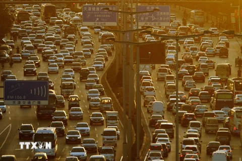 Các phương tiện lưu thông trong giờ cao điểm ở Thiên Tân, Trung Quốc. (Nguồn: AFP/TTXVN)