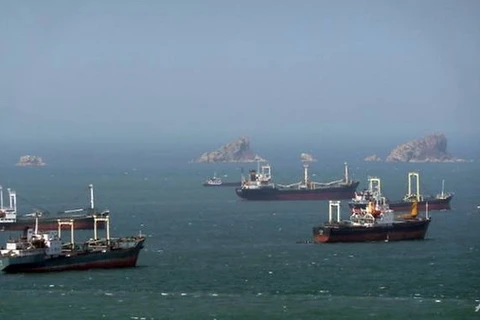 Tàu của Triều Tiên chờ cập cảng phía Tây. (Nguồn: AFP)