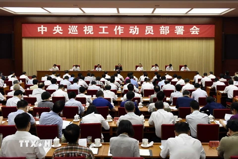 Chủ nhiệm CCDI Vương Kỳ Sơn (giữa) phát biểu trong một cuộc họp về đợt thanh tra chống tham nhũng tại thủ đô Bắc Kinh, Trung Quốc. (Nguồn: THX/TTXVN)