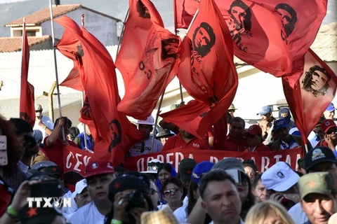 Người dân tại lễ tưởng niệm Người du kích anh hùng Che Guevara ở Vallegrande, miền Nam Bolivia. (Nguồn: AFP/TTXVN)