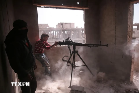 Tay súng thuộc lữ đoàn Failaq al Rahman nã súng hạng nặng vào khu vực do lực lượng nổi dậy kiểm soát ở quận Jobar, Damascus, Syria. (Nguồn: AFP/TTXVN)