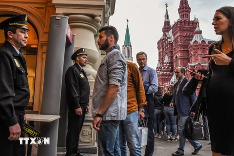 Nhân viên an ninh gác tại một cửa hiệu ở Moskva sau khi sơ tán người dân cùng các nhân viên vì nhận được điện thoại đe dọa đánh bom. (Nguồn: AFP/TTXVN)