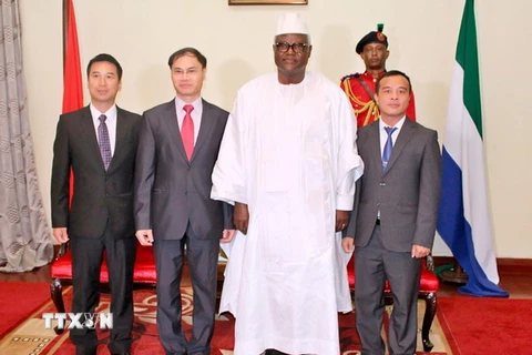 Đại sứ Phạm Anh Tuấn trình Ủy nhiệm thư lên Tổng thống Sierra Leone Ernest Bai Koroma. (Ảnh: Mạnh Hùng/TTXVN)