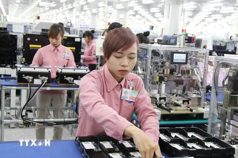 Lắp ráp điện thoại di động tại Tổ hợp công nghệ cao Samsung, Khu công nghiệp Yên Bình, tỉnh Thái Nguyên. (Ảnh: Hoàng Nguyên/TTXVN)