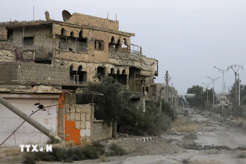 Cảnh đổ nát sau các cuộc tấn công tại khu vực ngoại ô Deir Ezzor, Syria. (Nguồn: AFP/TTXVN)