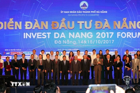 Thủ tướng Nguyễn Xuân Phúc với các đại biểu, doanh nghiệp tại diễn đàn đầu tư Đà Nẵng năm 2017. (Ảnh: Trần Lê Lâm/TTXVN)