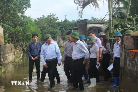 Phó Thủ tướng Phạm Bình Minh đến thăm hỏi, động viên các gia đình bị ngập lụt do mưa lũ. (Ảnh: Hoa Mai/TTXVN)