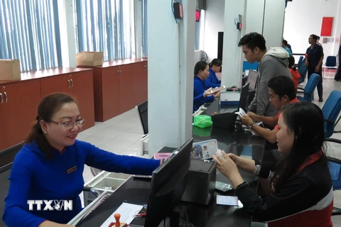Hành khách đến mua vé tàu Tết 2018 tại ga Sài Gòn. (Ảnh: Hoàng Hải/TTXVN)