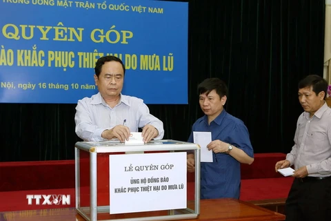 Chủ tịch Ủy ban Trung ương MTTQ Việt Nam Trần Thanh Mẫn cùng cán bộ, nhân viên và người lao động tham gia quyên góp ủng hộ đồng bào. (Ảnh: Nguyễn Dân/TTXVN)