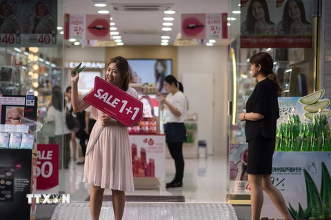 Một cửa hàng mỹ phẩm tại trung tâm mua sắm ở Seoul. (Nguồn: AFP/TTXVN)