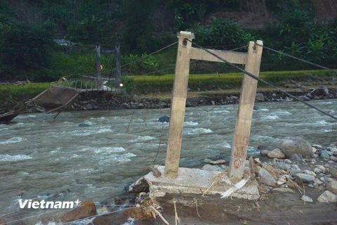 Cầu Búng Tau tại Trạm Tấu bị lũ cuốn trôi hoàn toàn. (Ảnh: Tuấn Anh/Vietnam+)