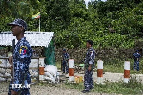 Cảnh sát biên giới gác tại một cửa khẩu gần thị trấn Maungdaw, bang Rakhina, Myanmar. (Nguồn: AFP/TTXVN)