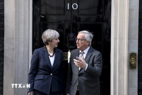 Chủ tịch Ủy ban châu Âu (EC) Jean-Claude Juncker (phải) và Thủ tướng Anh Theresa May (trái) trong cuộc gặp tại London hồi tháng 4/2017. (Nguồn: AFP/TTXVN)