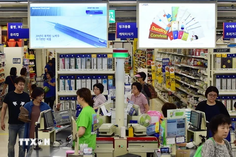 Khách hàng mua sắm tại một cửa hàng bán lẻ ở Seoul. (Nguồn: AFP/TTXVN)