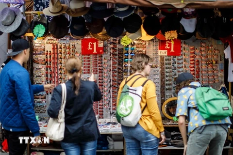 Hàng hóa được bày bán tại một khu chợ ở quận Notting Hill, London. (Nguồn: AFP/TTXVN)