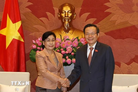 Phó Chủ tịch Quốc hội Phùng Quốc Hiển tiếp Chủ tịch Kiểm toán Nhà nước nước Lào Viengthong Siphandone. (Ảnh: Văn Điệp/TTXVN)