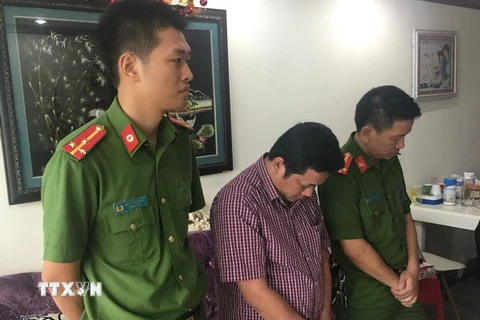 Cơ quan Cảnh sát điều tra đọc lệnh bắt tạm giam đối với Đỗ Thái Vũ. (Ảnh: Dương Giang/TTXVN)