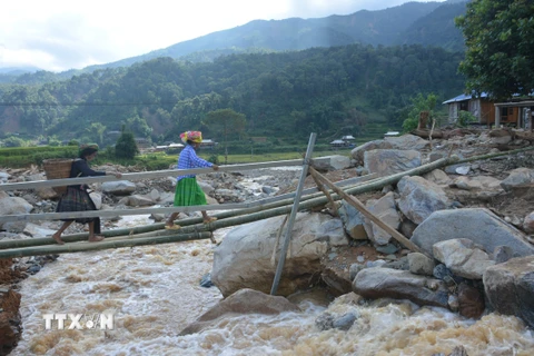 Sau lũ, nhiều khu vực tại huyện Trạm Tấu tan hoang chỉ còn bùn đất ngổn ngang. (Ảnh: Tuấn Anh/TTXVN)