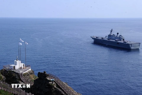 Tàu sân bay của Hàn Quốc hoạt động gần khu vực quần đảo tranh chấp Dokdo/Takeshima tháng 8/2012. (Nguồn: AFP/TTXVN)