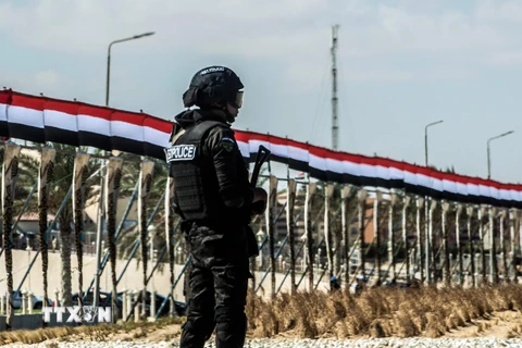 Cảnh sát Ai Cập gác tại el-Alamien, Tây Alexandria. (Nguồn: AFP/TTXVN)