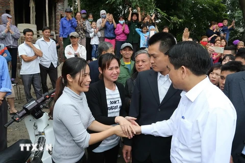 Chủ tịch thành phố Hà Nội Nguyễn Đức Chung với người dân xã Đồng Tâm. (Ảnh: Doãn Tấn/TTXVN)