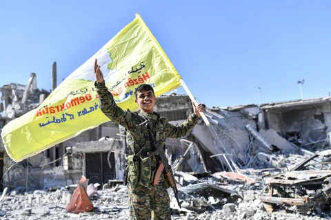 Lực lượng dân chủ Syria (SDF) do Mỹ hậu thuẫn sau khi giải phóng hoàn toàn thành phố Raqqa từ IS. (Nguồn: AFP/TTXVN)