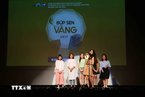 Đạo diễn phim ''Lẫn'' Nguyễn Ngọc Mai lên nhận giải phim tài liệu xuất sắc nhất do khán giả bình chọn. (Ảnh: Thành Đạt/TTXVN)