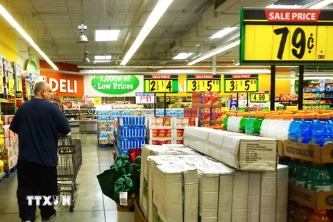 Người dân mua sắm hàng hóa tại siêu thị ở Montebello, California, Mỹ. (Nguồn: AFP/TTXVN)