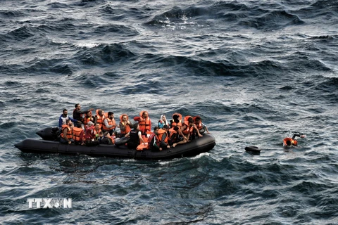 Những người di cư tới đảo Lesbos thuộc Hy Lạp sau hành trình vượt biển Aegean từ Thổ Nhĩ Kỳ. (Nguồn: AFP/TTXVN)