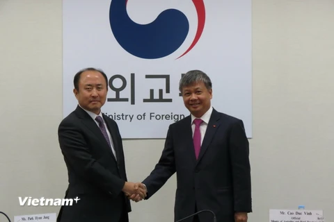 Thứ trưởng Bộ Kế hoạch và Đầu tư Nguyễn Thế Phương và Trưởng đoàn Hàn Quốc Yun Kang-hyeon. (Ảnh: Vũ Toàn-Hữu Tuyên/Vietnam+)