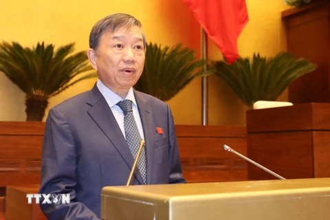 Bộ trưởng Bộ Công an Tô Lâm thừa ủy quyền của Thủ tướng Chính phủ trình bày tờ trình về dự án Luật Bảo vệ bí mật nhà nước. (Ảnh: Trọng Đức/TTXVN)