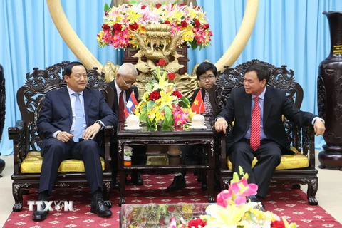 Phó Thủ tướng Lào Sonexay Siphandone cùng Đoàn đại biểu Chính phủ Lào đến thăm và làm việc với tỉnh Bến Tre. (Ảnh: Huỳnh Phúc Hậu/TTXVN)