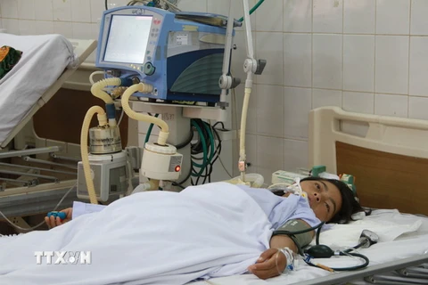 Một nạn nhân vụ ngộ độc cá nóc đang được điều trị tích cực tại Bệnh viện Đa khoa tỉnh Gia Lai. (Ảnh Nguyễn Hoài Nam/TTXVN)