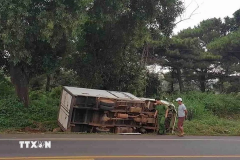Chiếc xe tải bị lật nghiêng sau khi gây tai nạn. (Ảnh: Cường Thành/TTXVN)
