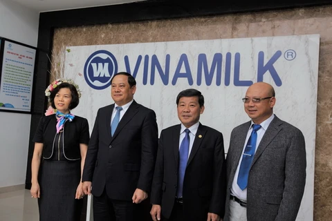 Phó Thủ tướng Lào Sonexay Siphandone, lãnh đạo tỉnh Bình Dương và lãnh đạo Vinamilk chụp hình lưu niệm tại Nhà máy Sữa Việt Nam. (Nguồn: Vinamilk)