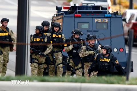 Cảnh sát điều tra hiện trường vụ tấn công kiểu sói đơn độc tại Đại học Ohio, Mỹ. (Nguồn: AFP/TTXVN)