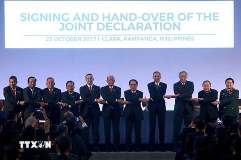 Đại tướng Ngô Xuân Lịch (phải) chụp ảnh chung cùng Bộ trưởng Quốc phòng các nước ASEAN tại hội nghị ở Clark, Philippines. (Nguồn: THX/TTXVN)