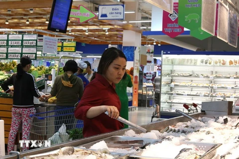 Người tiêu dùng mua sắm ở siêu thị Co.op Mart Foodcosa Quang Trung (Gò Vấp). (Ảnh: Thanh Vũ/TTXVN)