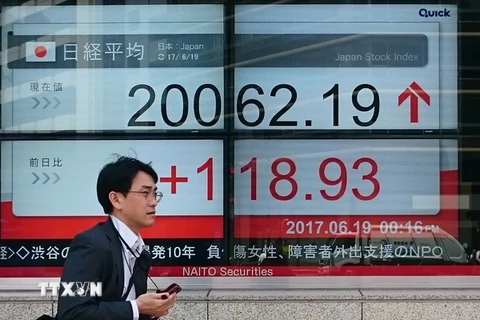 Bảng tỷ giá chứng khoán tại sàn giao dịch chứng khoán Tokyo, Nhật Bản. (Nguồn: AFP/TTXVN)