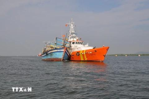 Tàu SAR 413 cứu hộ một tàu cá. (Ảnh: Đoàn Mạnh Dương/TTXVN)